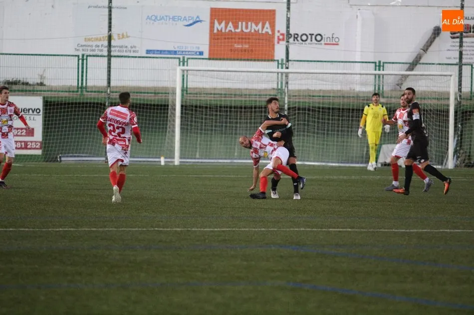 Foto 2 - El Guijuelo saca la cabeza y la vuelve a meter en el caparaz&oacute;n al empatar con el Ferrol (1-1)