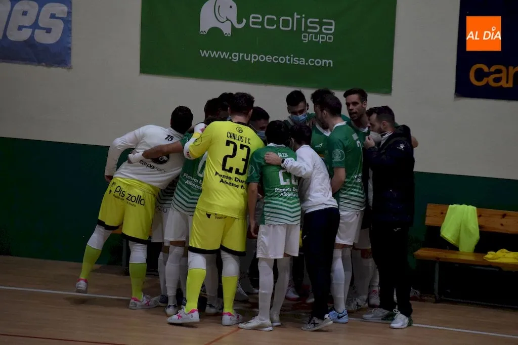 Foto 9 - El Piensos Dur&aacute;n Albense olvida las penas con goles ante el Playas Gij&oacute;n (5-1)