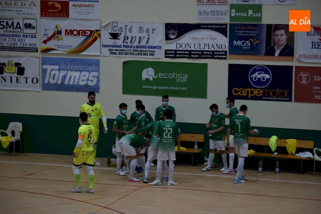 Foto 8 - El Piensos Dur&aacute;n Albense olvida las penas con goles ante el Playas Gij&oacute;n (5-1)