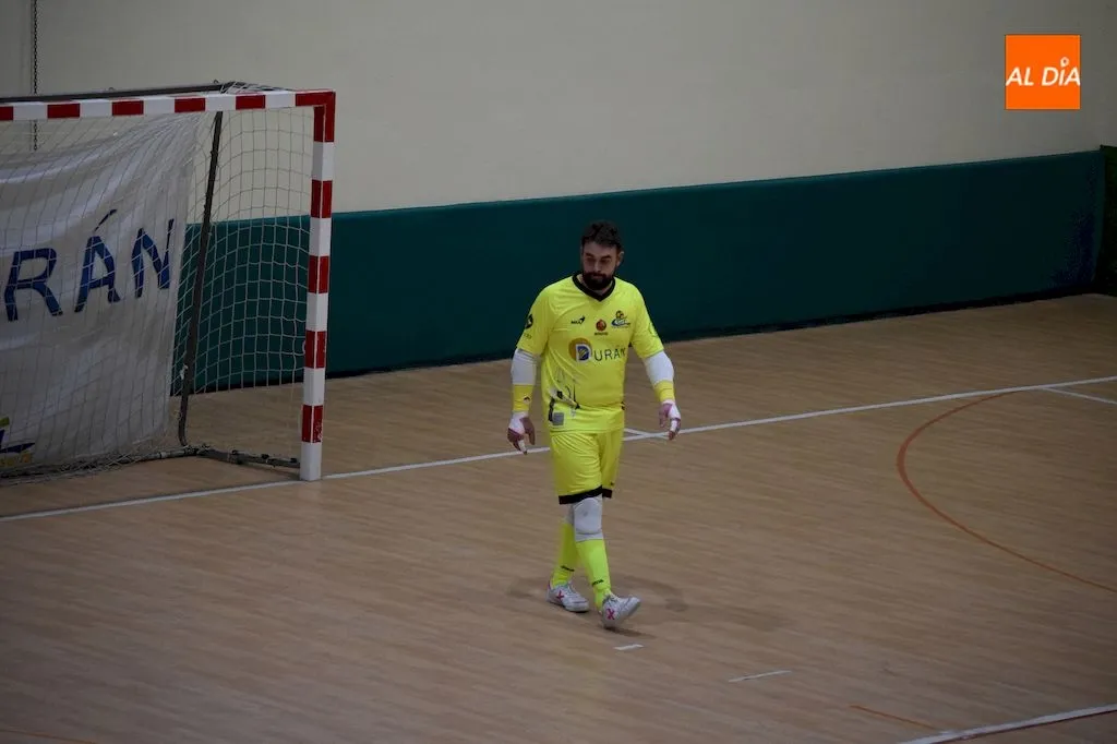 Foto 7 - El Piensos Dur&aacute;n Albense olvida las penas con goles ante el Playas Gij&oacute;n (5-1)