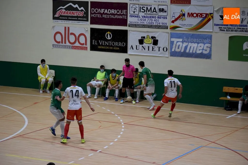 Acción del encuentro entre el Piensos Durán Albense y el Gijón Playas / Pedro Zaballos