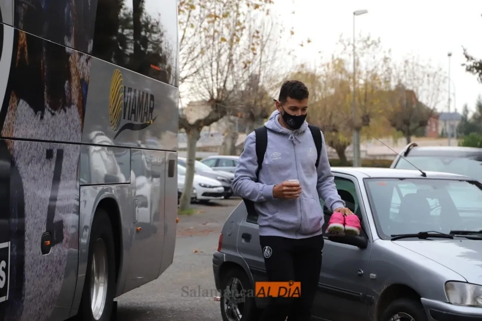 Foto 10 - La afici&oacute;n del Salamanca UDS da &aacute;nimos al equipo antes de irse en bus al Reina Sof&iacute;a