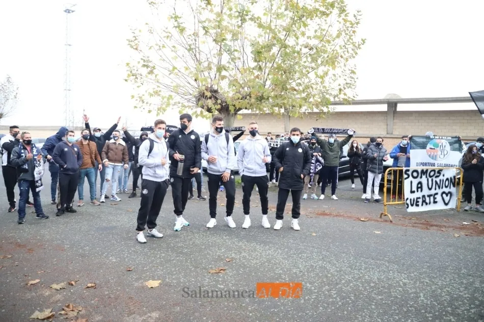 Foto 9 - La afici&oacute;n del Salamanca UDS da &aacute;nimos al equipo antes de irse en bus al Reina Sof&iacute;a