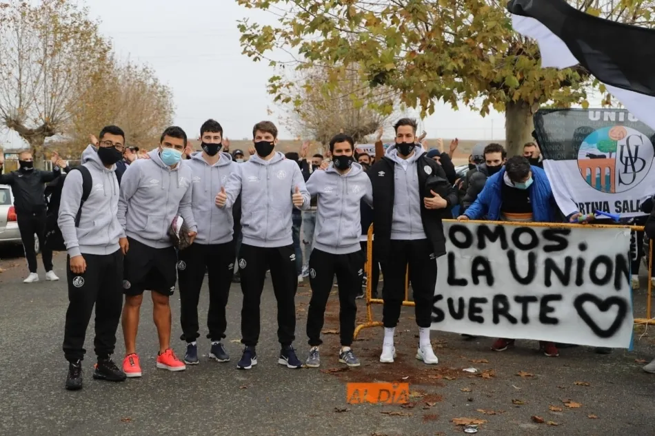 Jugadores del Salamanca UDS posan con aficionados / Lydia González