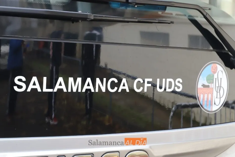 Foto 7 - La afici&oacute;n del Salamanca UDS da &aacute;nimos al equipo antes de irse en bus al Reina Sof&iacute;a