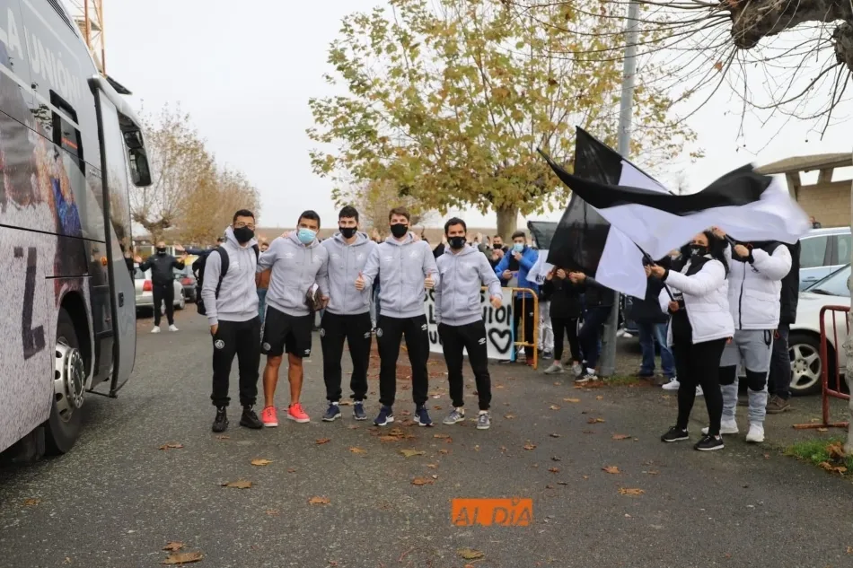 Foto 5 - La afici&oacute;n del Salamanca UDS da &aacute;nimos al equipo antes de irse en bus al Reina Sof&iacute;a