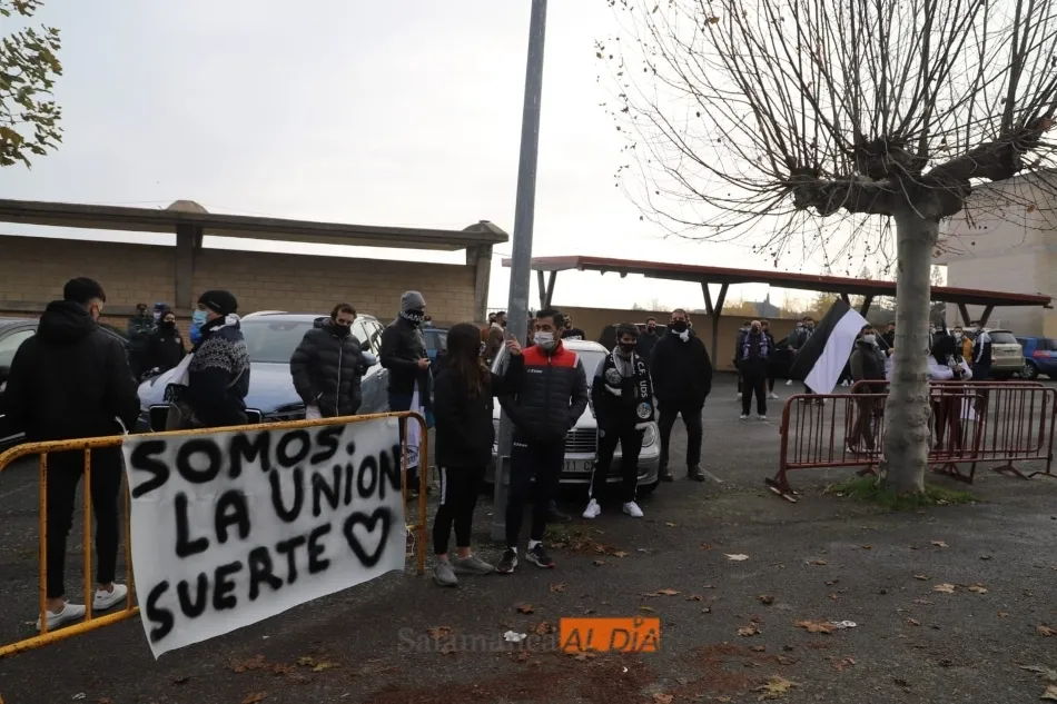 Foto 3 - La afici&oacute;n del Salamanca UDS da &aacute;nimos al equipo antes de irse en bus al Reina Sof&iacute;a