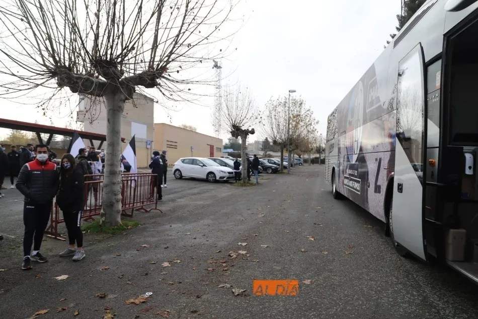Foto 2 - La afici&oacute;n del Salamanca UDS da &aacute;nimos al equipo antes de irse en bus al Reina Sof&iacute;a