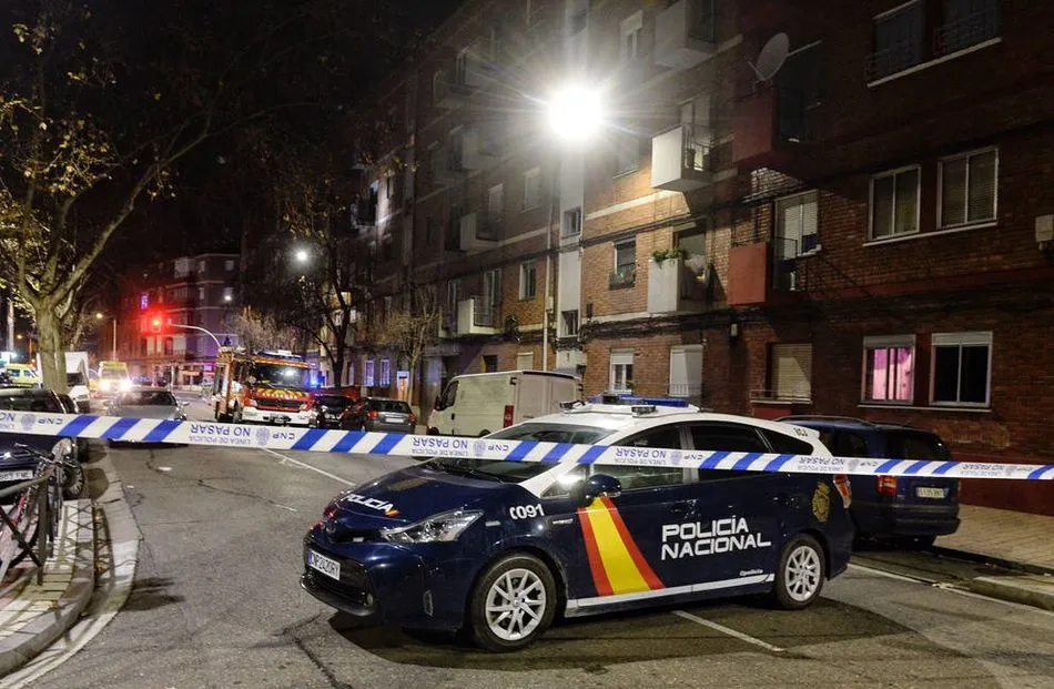 La Policía Nacional desplegó efectivos en la calle donde se escucharon los disparos - EFE