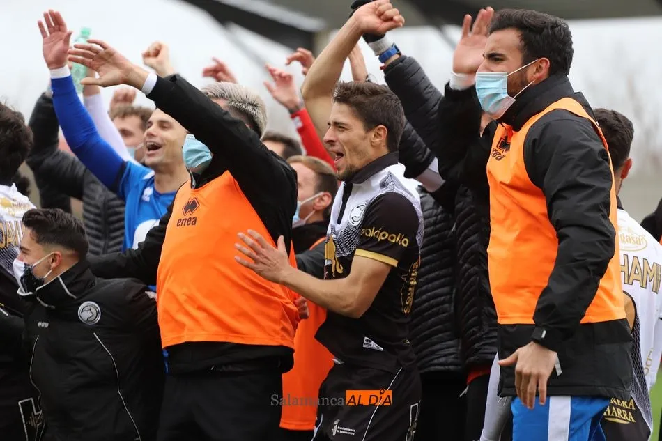 Foto 11 - Unionistas gana su primer derbi al Salamanca UDS con un gol de penalti de Carlos de la Nava (1-0)