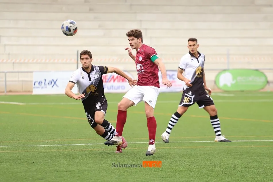 Amaro lucha por un balón aéreo / Lydia González