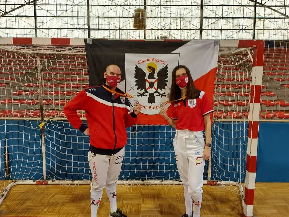 Elena Guerra y Alejandro Longueira muestra sus medallas - Club Gran Capitán