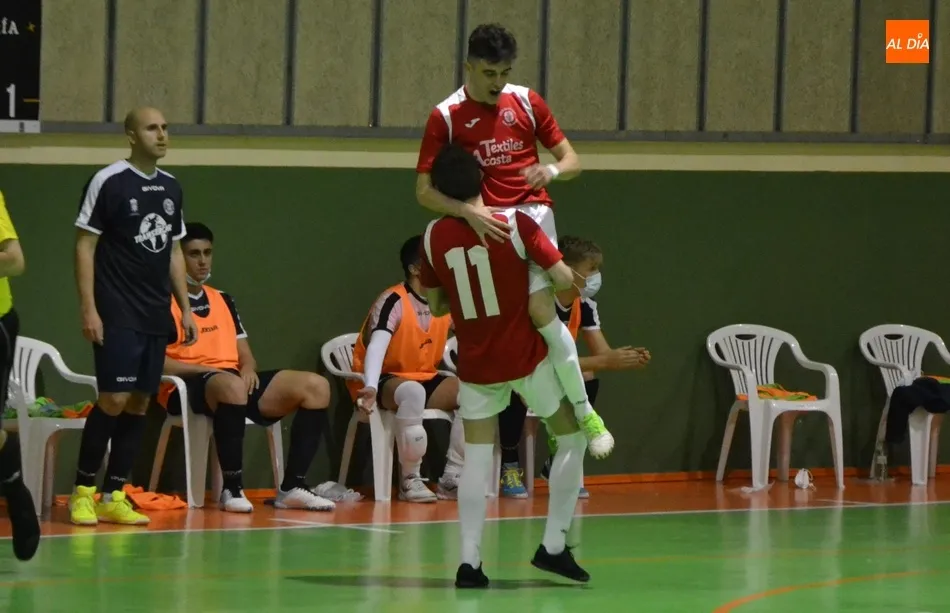 Marcos y Jorge Crespo, que marcaron 2 goles cada uno, celebrando uno de los tantos