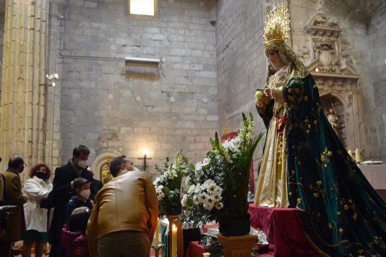 Decenas de fieles mostraban su devoción ante Nuestra Señora de la Esperanza en su celebración de acción de gracias