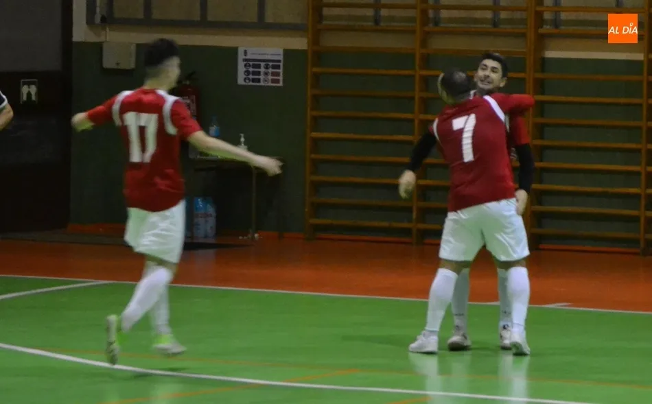 Foto 7 - El III Senior debuta con una trabajada victoria en un disputad&iacute;simo partido  