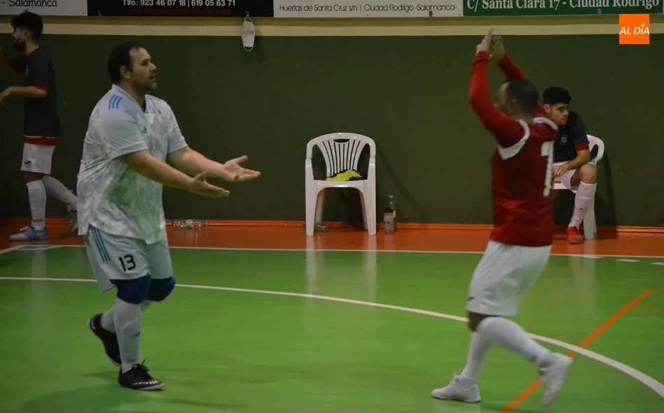 Foto 5 - El III Senior debuta con una trabajada victoria en un disputad&iacute;simo partido  