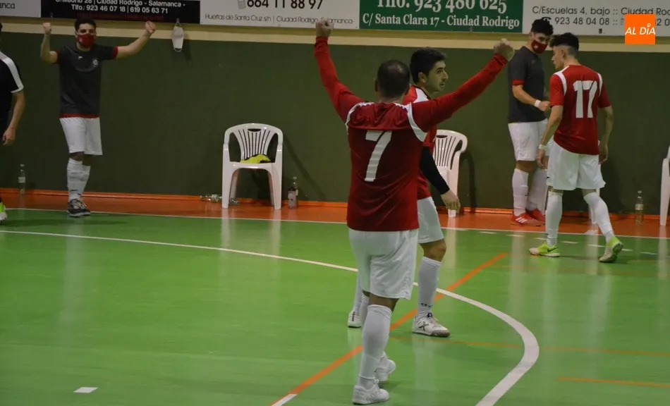 Foto 4 - El III Senior debuta con una trabajada victoria en un disputad&iacute;simo partido  