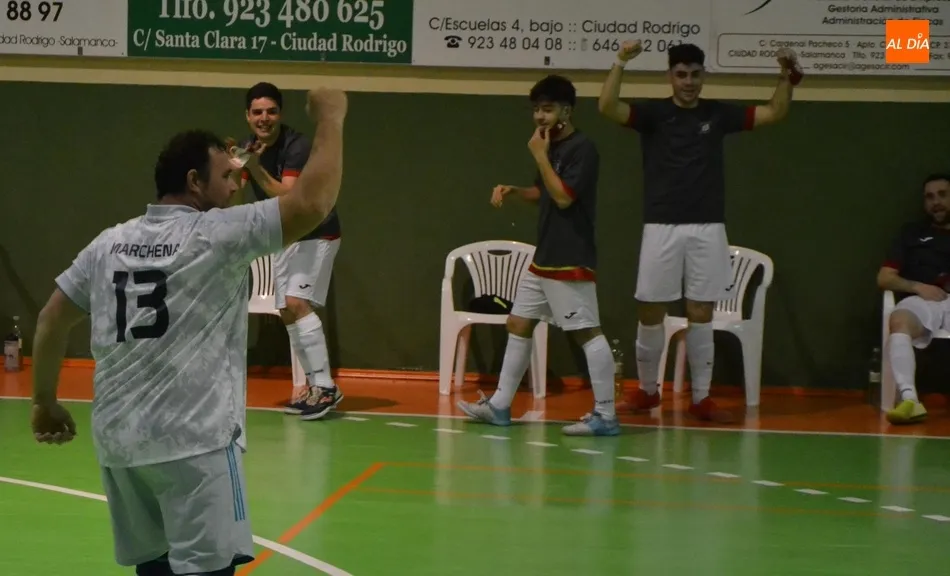 Foto 6 - El III Senior debuta con una trabajada victoria en un disputad&iacute;simo partido  