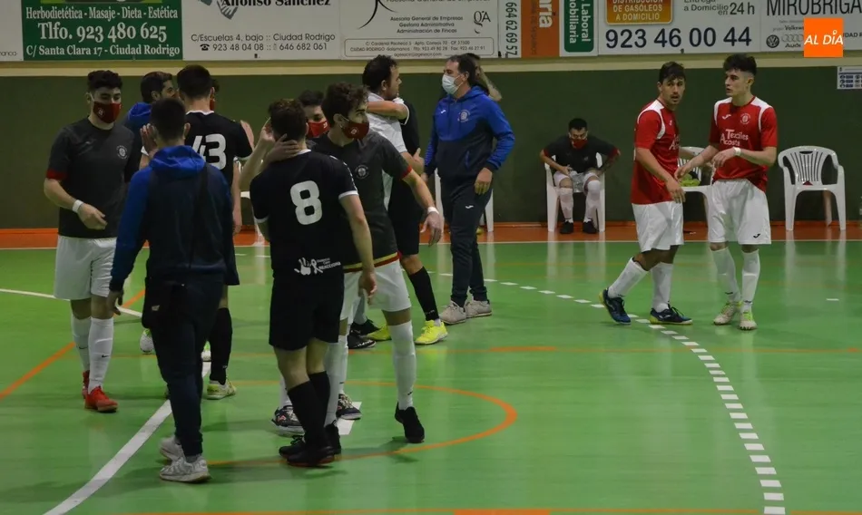 Foto 2 - El III Senior debuta con una trabajada victoria en un disputad&iacute;simo partido  