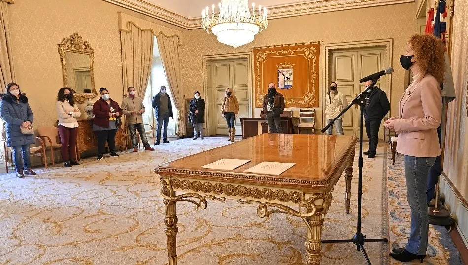 La concejala de Familia e Igualdad de Oportunidades, Ana Suárez, en la entrega de estos certificados del CEFOL