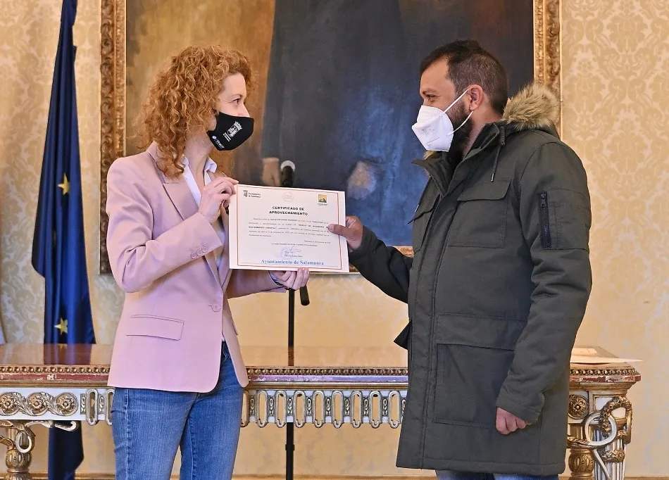 Foto 10 - El Ayuntamiento reconoce el esfuerzo de los 24 participantes en los &uacute;ltimos cursos impulsados por...