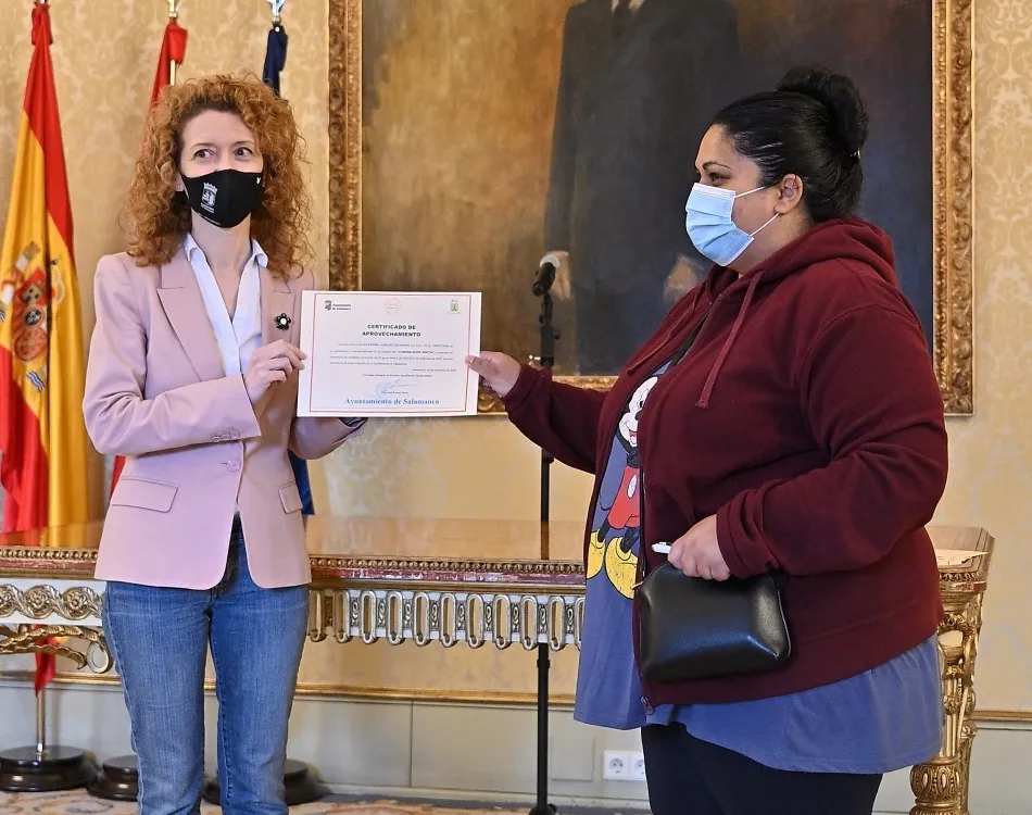 Foto 9 - El Ayuntamiento reconoce el esfuerzo de los 24 participantes en los &uacute;ltimos cursos impulsados por...
