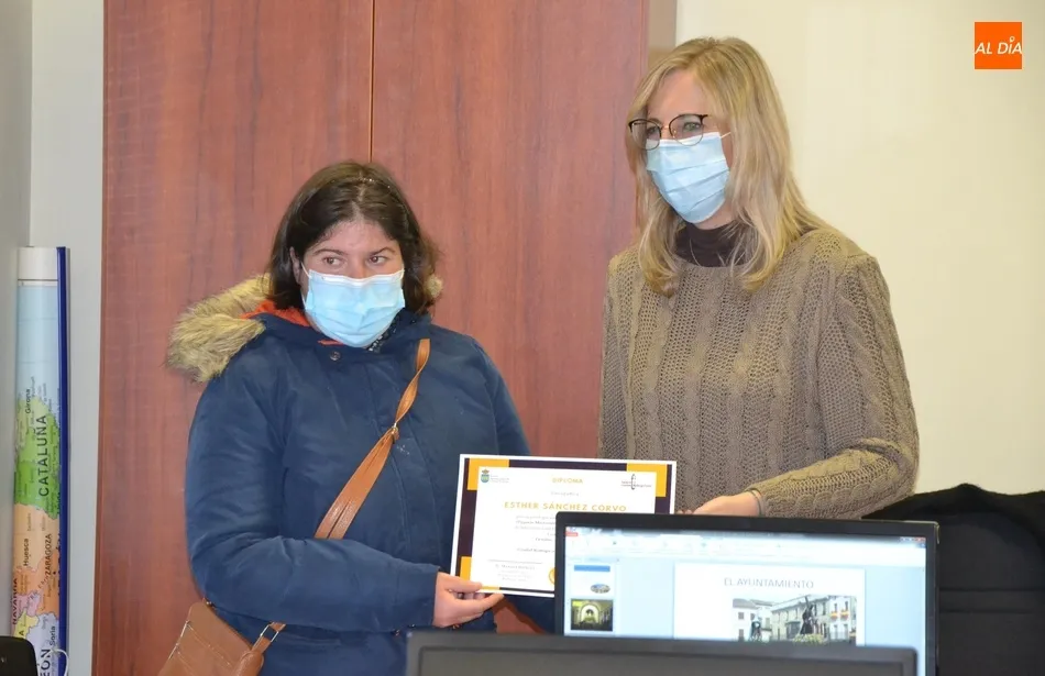 Foto 8 - Finaliza otra tanda de cursos de nuevas tecnolog&iacute;as, que ha contado con 28 adultos y 23 ni&ntilde;os y...