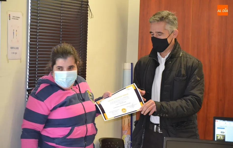 Foto 7 - Finaliza otra tanda de cursos de nuevas tecnolog&iacute;as, que ha contado con 28 adultos y 23 ni&ntilde;os y...