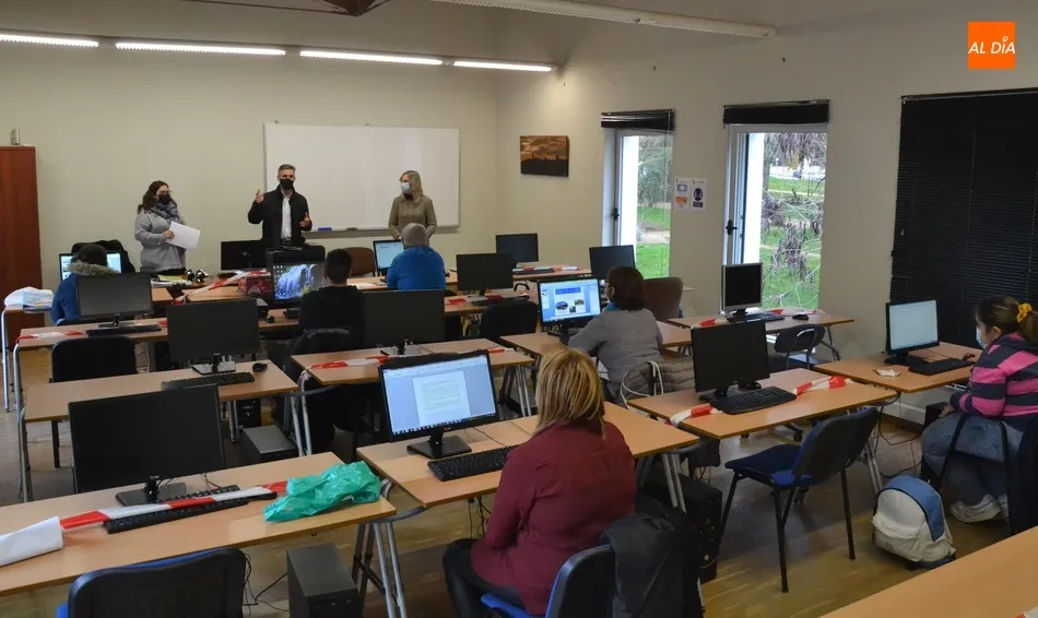 Foto 9 - Finaliza otra tanda de cursos de nuevas tecnolog&iacute;as, que ha contado con 28 adultos y 23 ni&ntilde;os y...