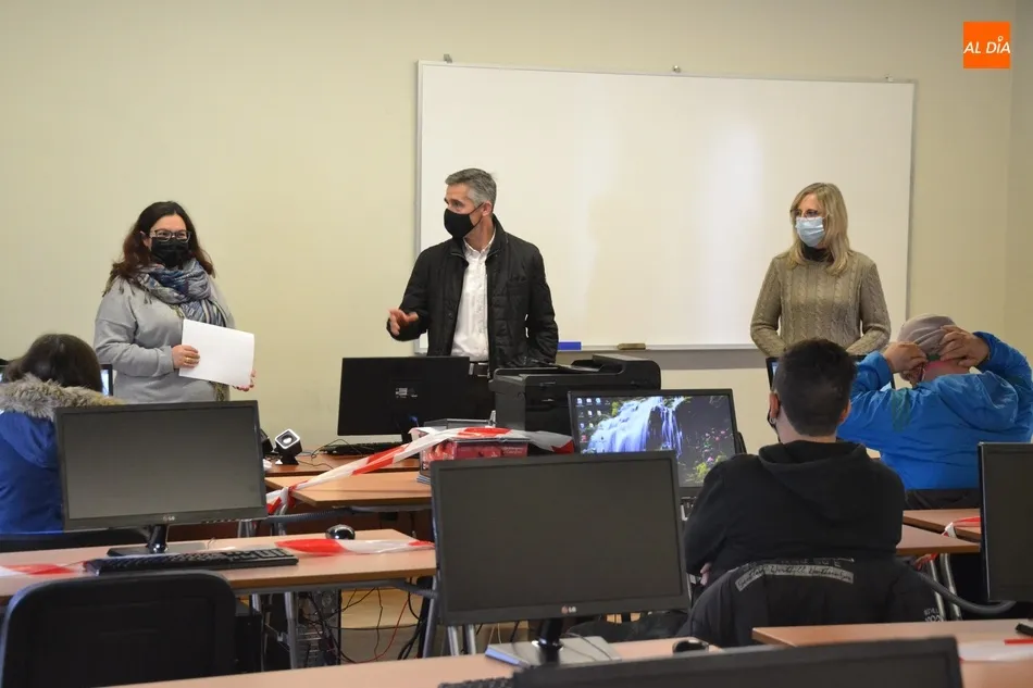 Foto 10 - Finaliza otra tanda de cursos de nuevas tecnolog&iacute;as, que ha contado con 28 adultos y 23 ni&ntilde;os y...