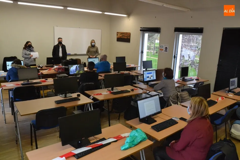 Foto 11 - Finaliza otra tanda de cursos de nuevas tecnolog&iacute;as, que ha contado con 28 adultos y 23 ni&ntilde;os y...