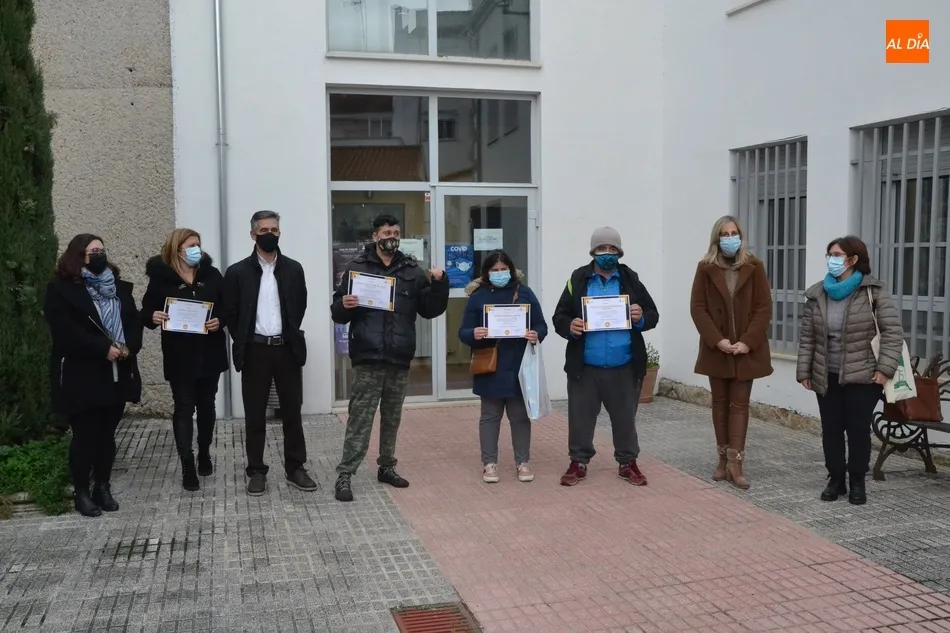 Finaliza otra tanda de cursos de nuevas tecnologías, que ha contado con 28 adultos y 23 niños y...