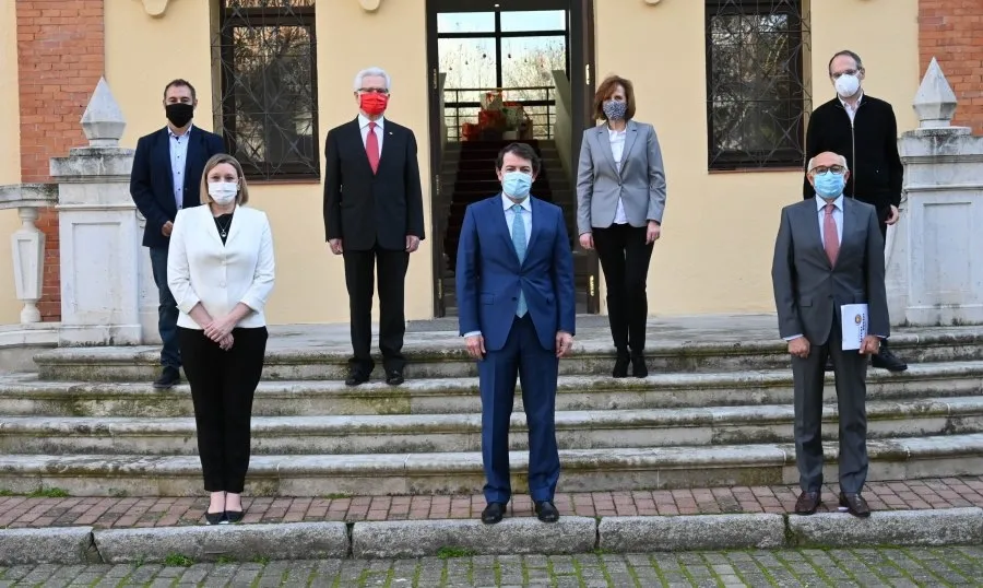 El presidente de Castilla y León, Alfonso Fernández Mañueco, en el centro, junto a los integrantes de esta Plataforma del Tercer Sector