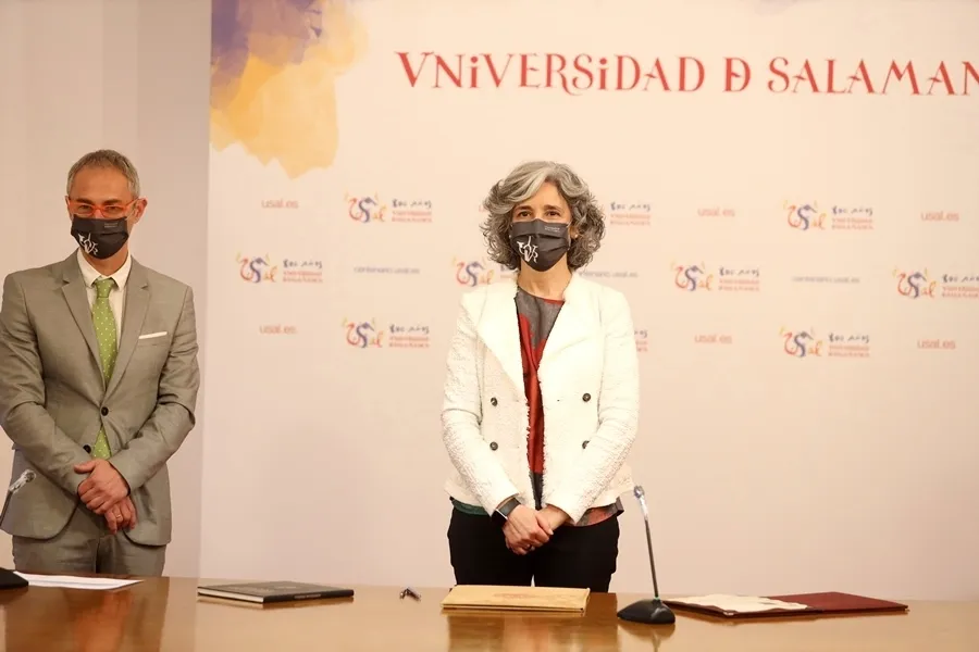 Foto 3 - Nuevos directores de centros y departamentos de la USAL toman posesi&oacute;n de sus cargos