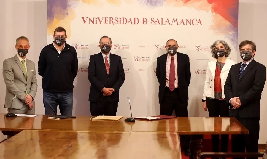  Ricardo Rivero, rector de la Universidad de Salamanca, junto a los nuevos directores de departamentos