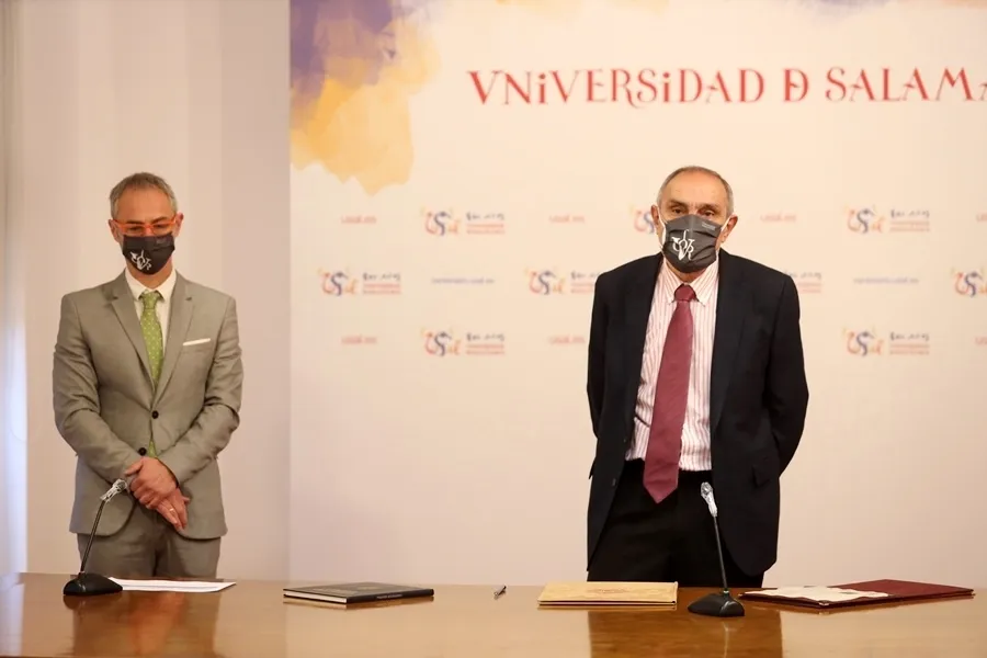 Foto 2 - Nuevos directores de centros y departamentos de la USAL toman posesi&oacute;n de sus cargos