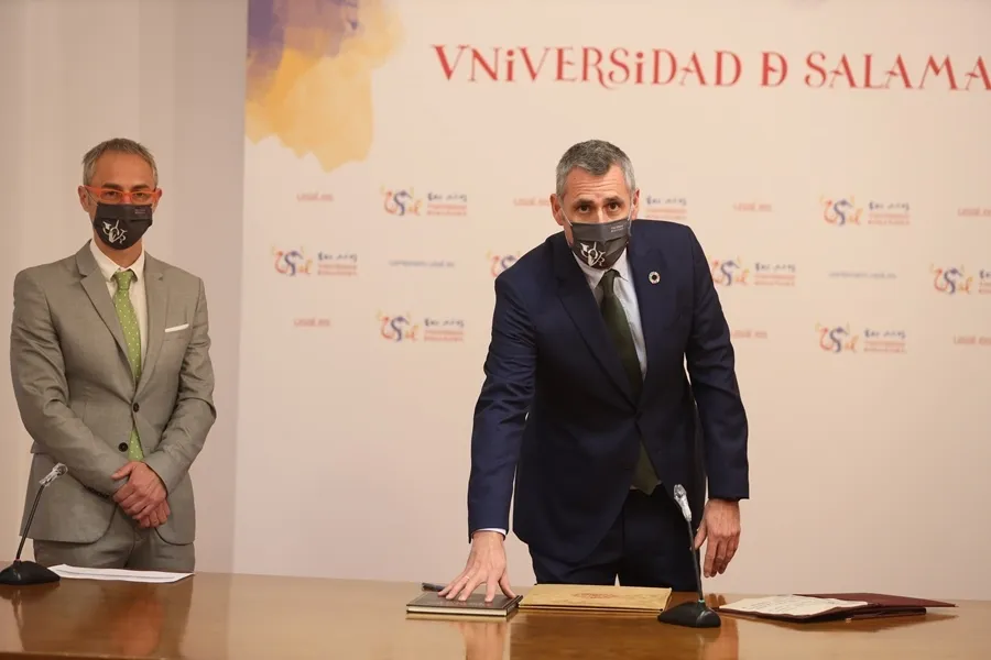 Foto 11 - Nuevos directores de centros y departamentos de la USAL toman posesi&oacute;n de sus cargos