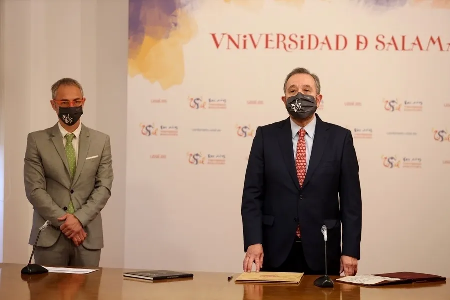 Foto 6 - Nuevos directores de centros y departamentos de la USAL toman posesi&oacute;n de sus cargos