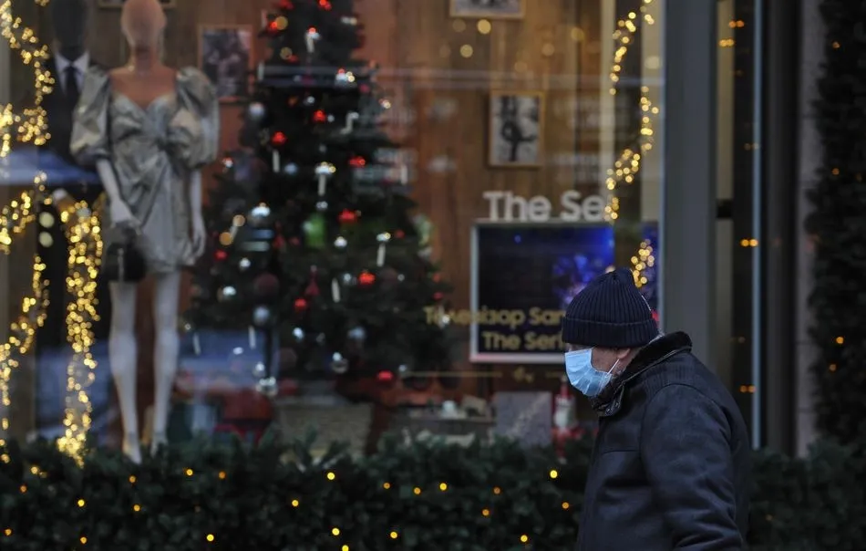 Un hombre con mascarilla ante un escaparate. Foto: EP