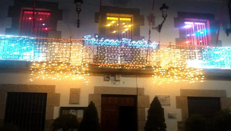 El balcón del Ayuntamiento, engalanado con alumbrado navideño