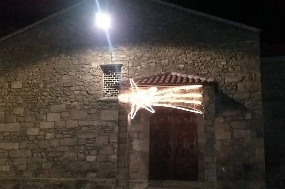 Foto 3 - Los vecinos de Cip&eacute;rez ya viven la Navidad con el alumbrado navide&ntilde;o y un concurso de belenes  