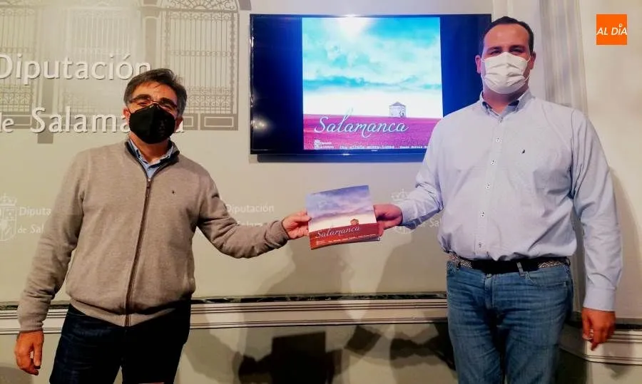 El fotógrafo Ramón Marcos Morato, autor del libro, junto al diputado provincial de Cultura, David Mingo. Foto de Lydia González