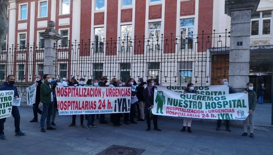 Concnetración de la Plataforma en Defensa del Hospital de Béjar ante la Consejería de Sanidad en Valladolid