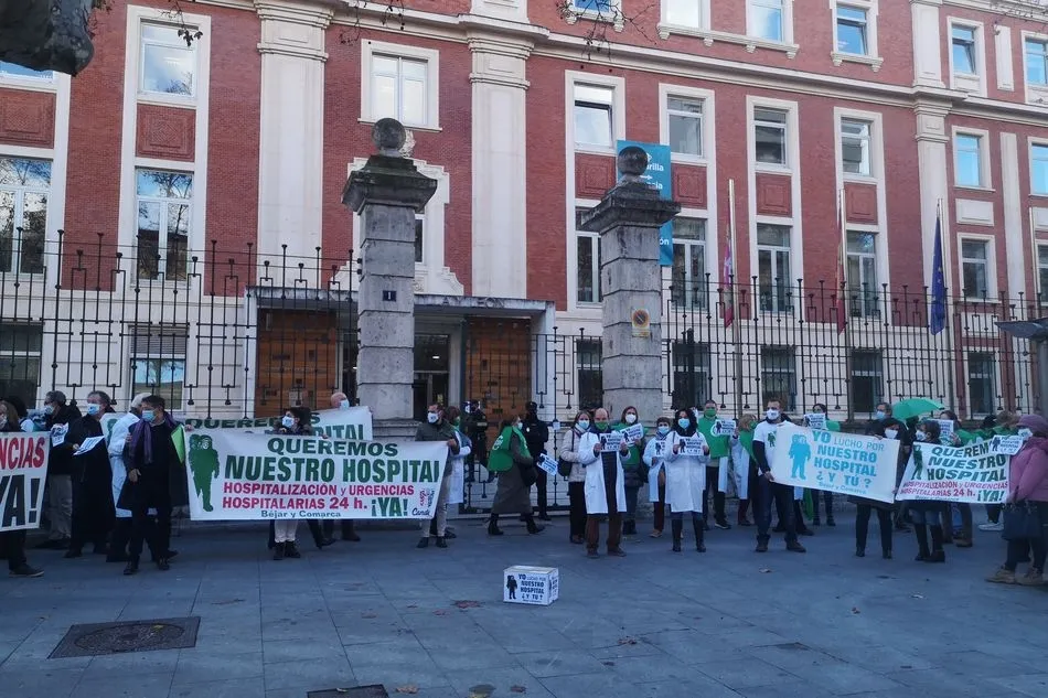 Foto 2 - La Plataforma en Defensa del Hospital de B&eacute;jar entrega m&aacute;s de 10.000 firmas en la Consejer&iacute;a de...