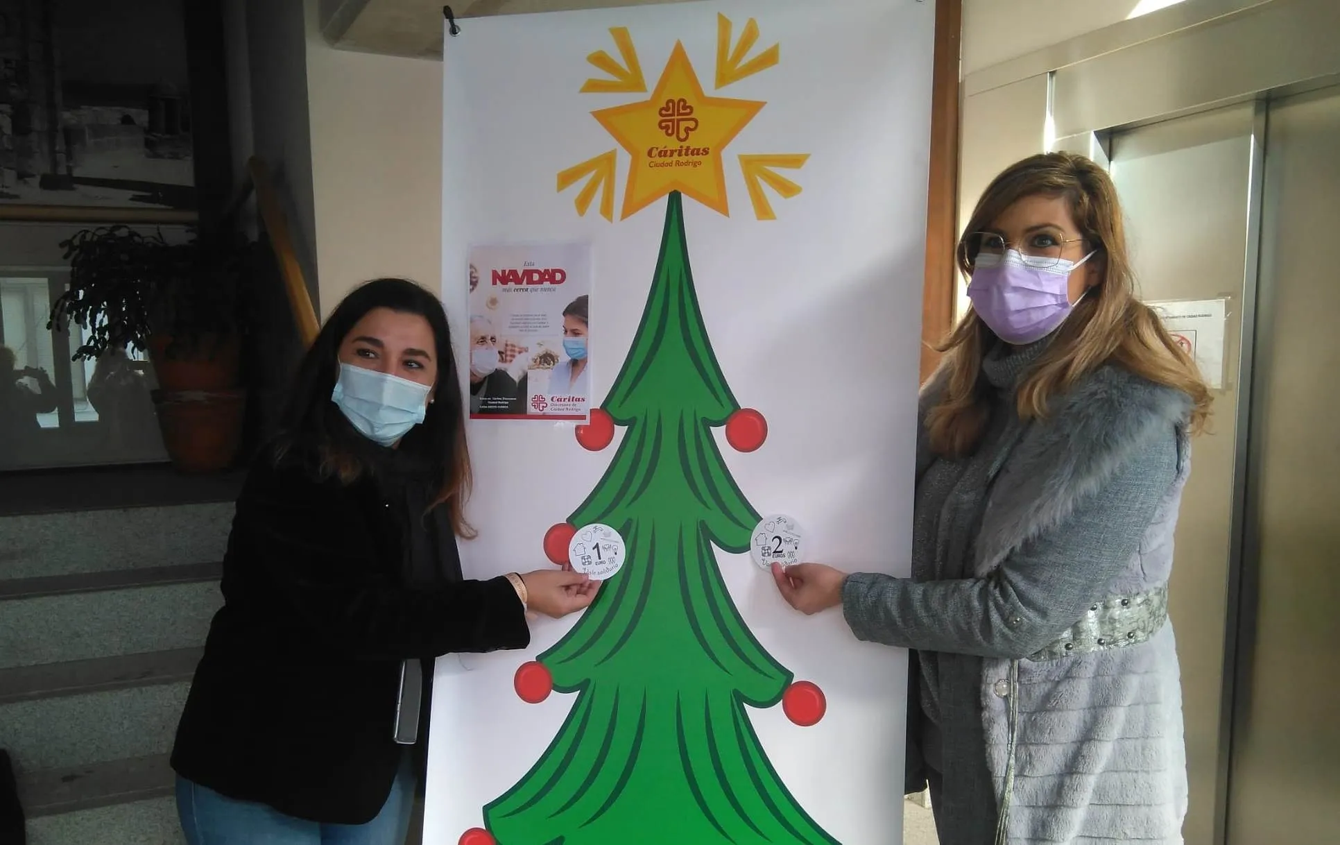 Instalado un árbol solidario de Cáritas en la Casa Consistorial  