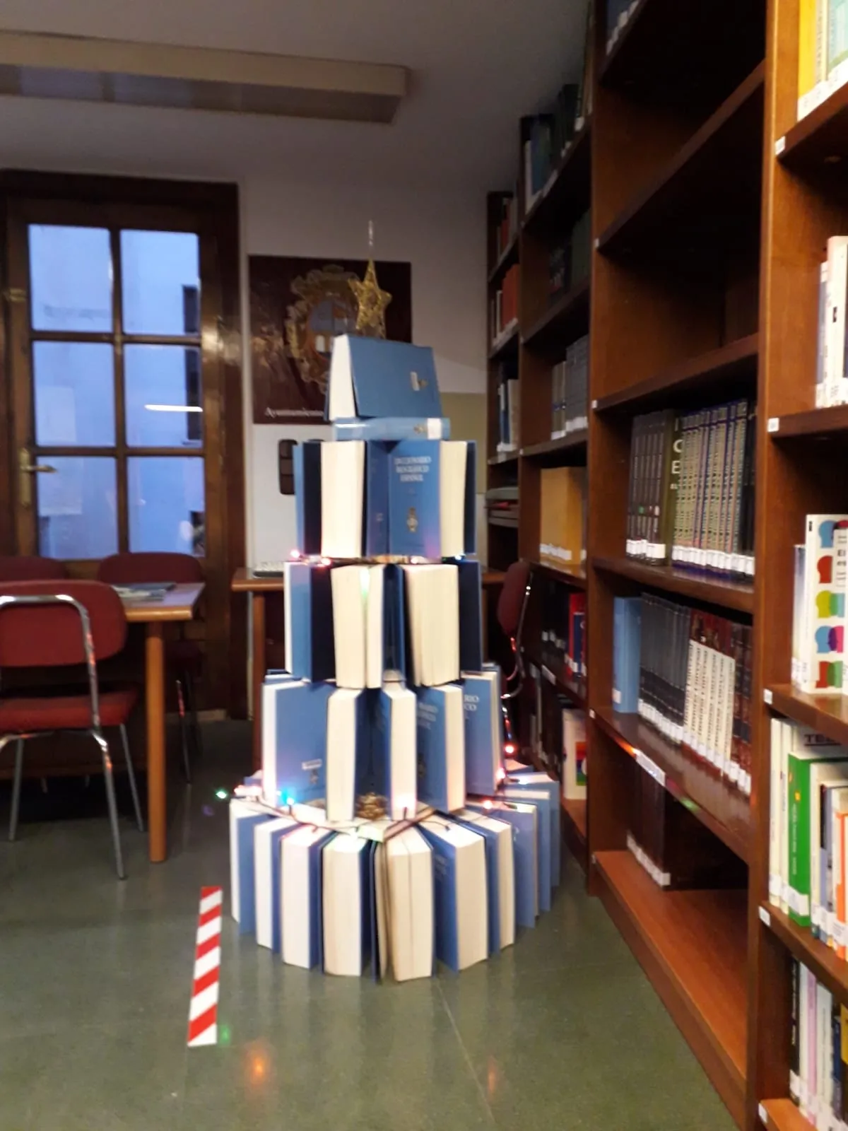 Foto 2 - La Biblioteca Municipal luce su decoraci&oacute;n navide&ntilde;a y una selecci&oacute;n de libros relacionados con...
