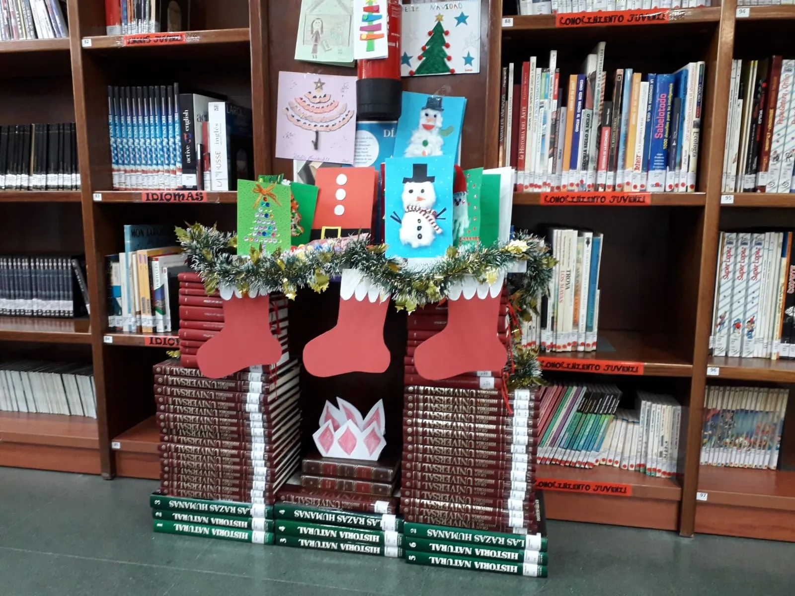 Foto 3 - La Biblioteca Municipal luce su decoraci&oacute;n navide&ntilde;a y una selecci&oacute;n de libros relacionados con...