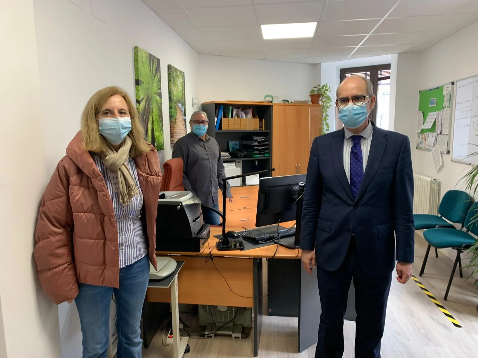 Javier Iglesias y Concepción Miguélez en las nuevas instalaciones del CEAS en Alba de Tormes