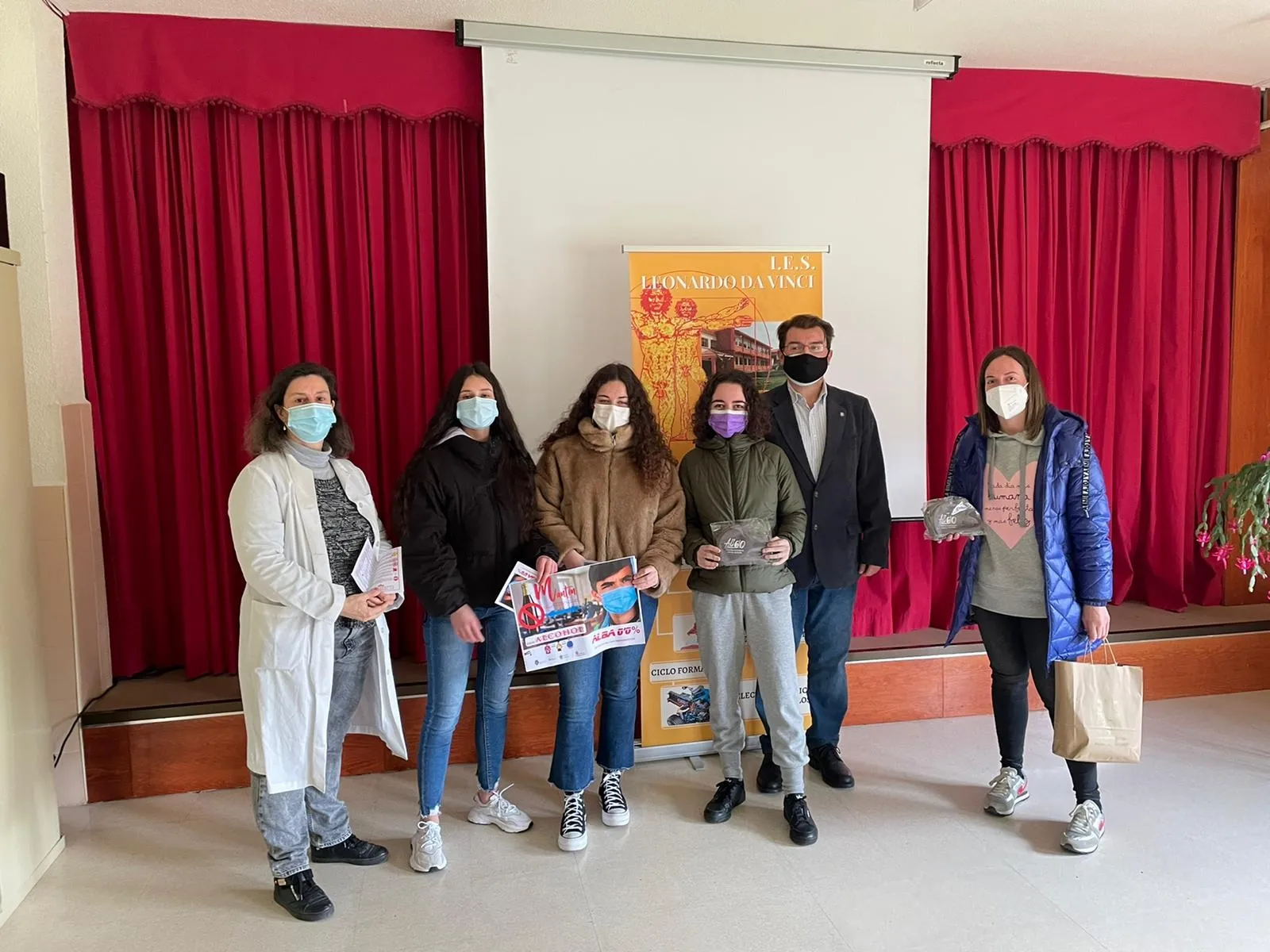 Lourdes Vaquero, junto a docentes y alumnos del IES Leonardo Da Vinci de Alba de Tormes