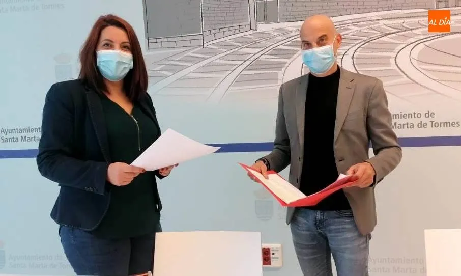 La edil de Fiestas, Silvia González, y el edil de Comercio y Turismo, Juan Carlos Bueno, en la presentación de las actividades propuestas para esta Navidad. Foto de Lydia González